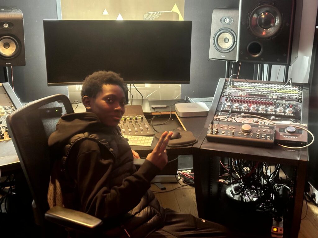 Jeune au studio