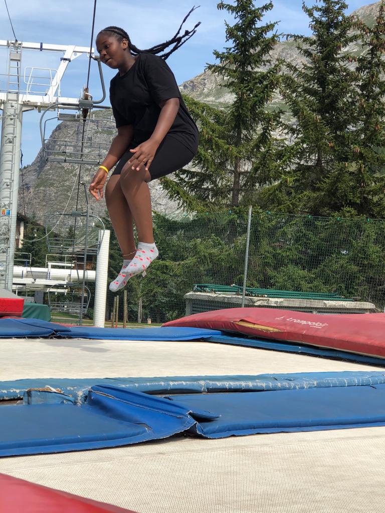 Jeune au trampoling